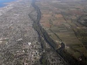 Escarpement du Niagara est un soulèvement étendant des centaines de miles